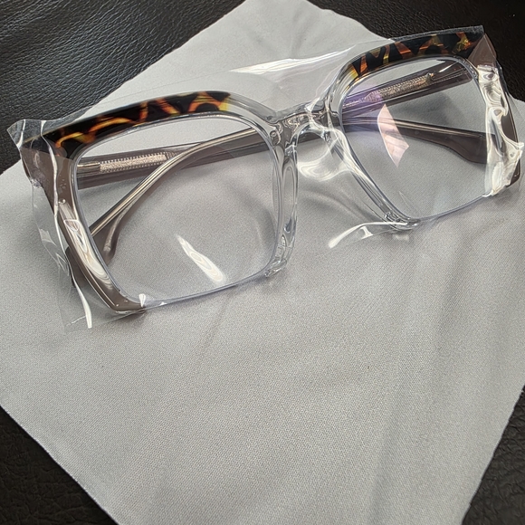 New Stylish Clear and Tortoise Women\'s Glasses main image 4